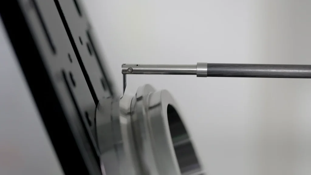 Measuring stylus positioned at the profile of a bearing ring
